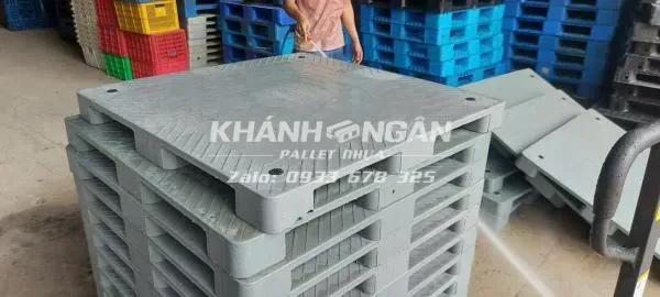 Pallet nhựa cũ kích thước 1000x1000x850mm