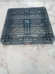 Pallet nhựa cũ kt 1100x1100x120mm logisall chữ hồng
