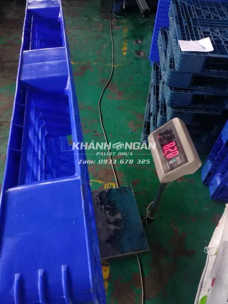 Pallet nhựa mới kích thước 1100x1100x125mm màu xanh nguyên sinh