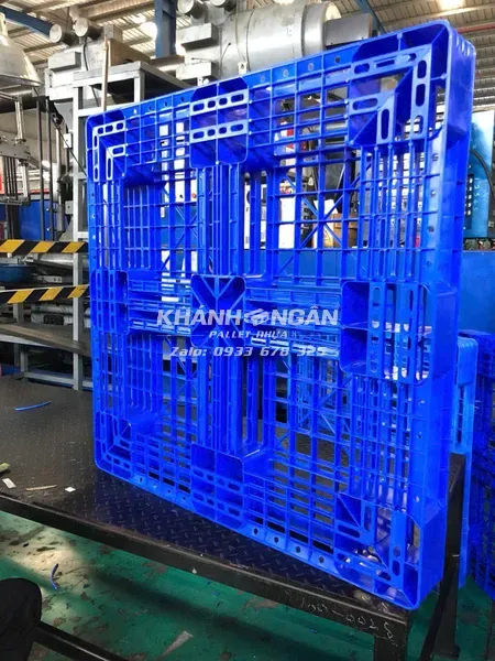 Pallet nhựa mới kích thước 1100x1100x125mm màu xanh nguyên sinh