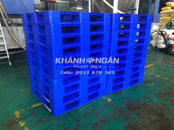 Pallet nhựa mới kích thước 1100x1100x150mm màu xanh - dùng cho kho lạnh