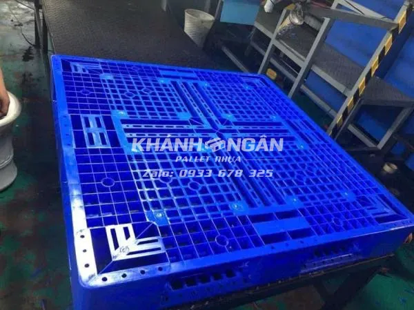 Pallet nhựa mới kích thước 1100x1100x150mm màu xanh