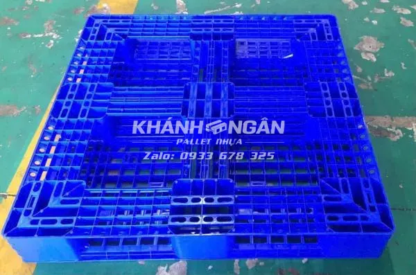 Pallet nhựa mới kích thước 1100x1100x150mm màu xanh nguyên sinh
