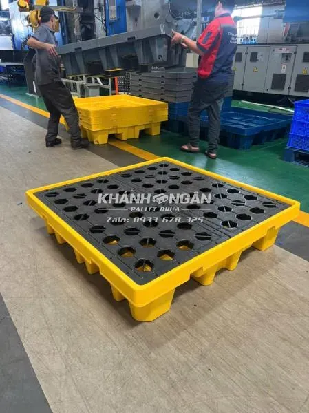 Pallet nhựa chống tràn kích thước 1300x1300x300mm – Sản phẩm mới