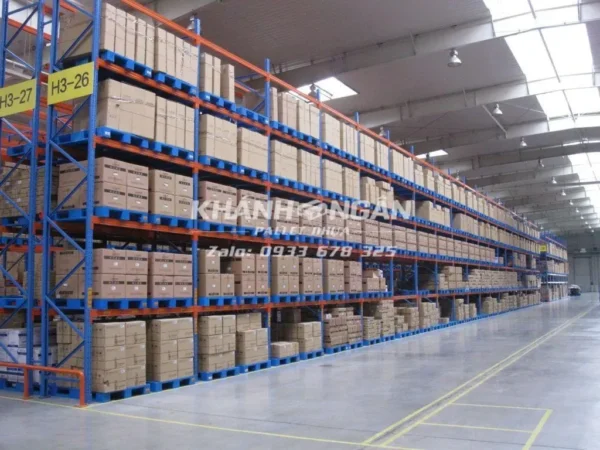 Ứng dụng của pallet nhựa - dùng để kê hàng, vận chuyển hàng hoá