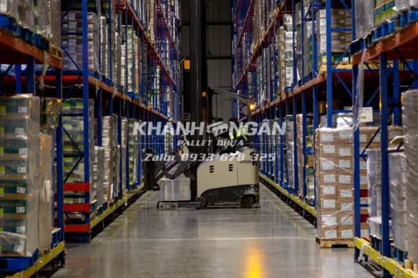 Ứng dụng của pallet nhựa - dùng để kê hàng, vận chuyển hàng hoá