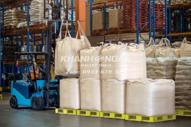 Ứng dụng của pallet nhựa - dùng để kê hàng, vận chuyển hàng hoá