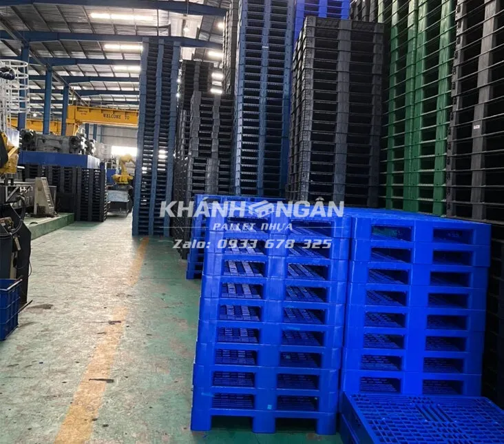 Ứng dụng của pallet nhựa - dùng để kê hàng, vận chuyển hàng hoá