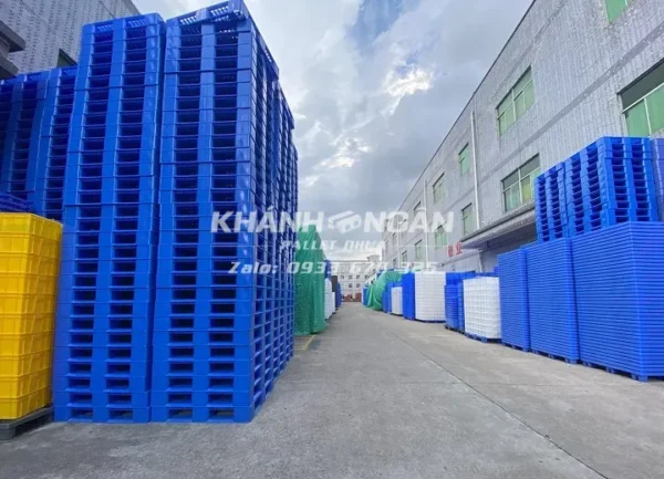 Ứng dụng của pallet nhựa - dùng để kê hàng, vận chuyển hàng hoá