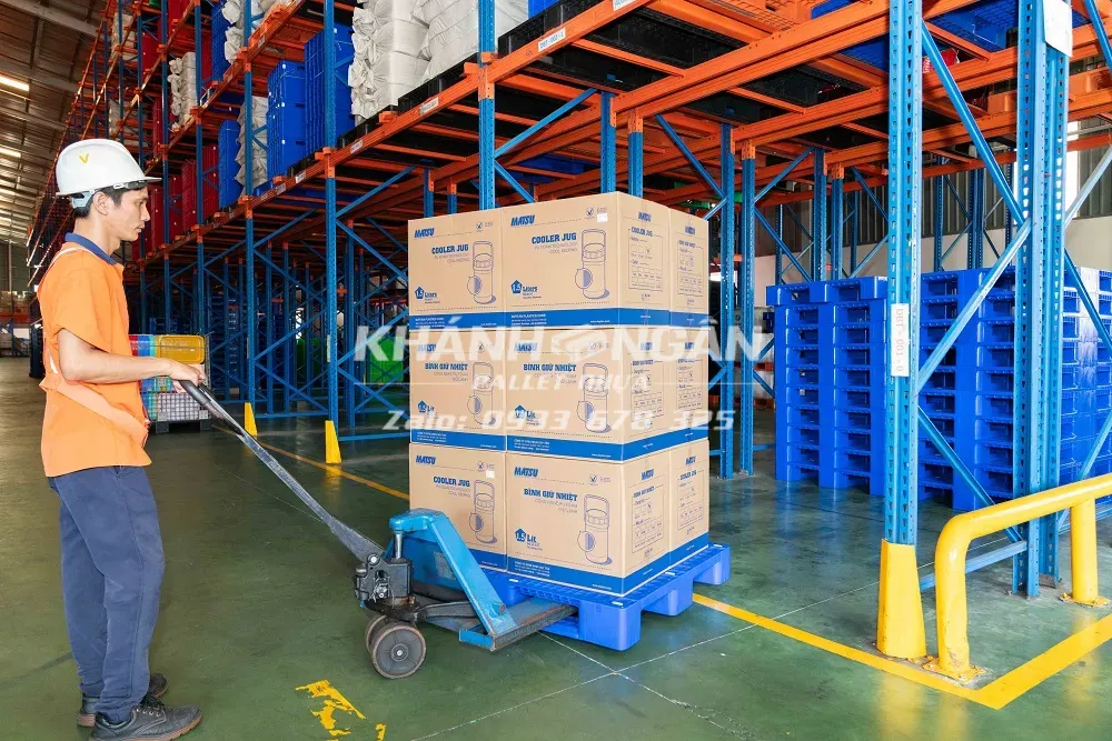 Ứng dụng của pallet nhựa - dùng để kê hàng, vận chuyển hàng hoá