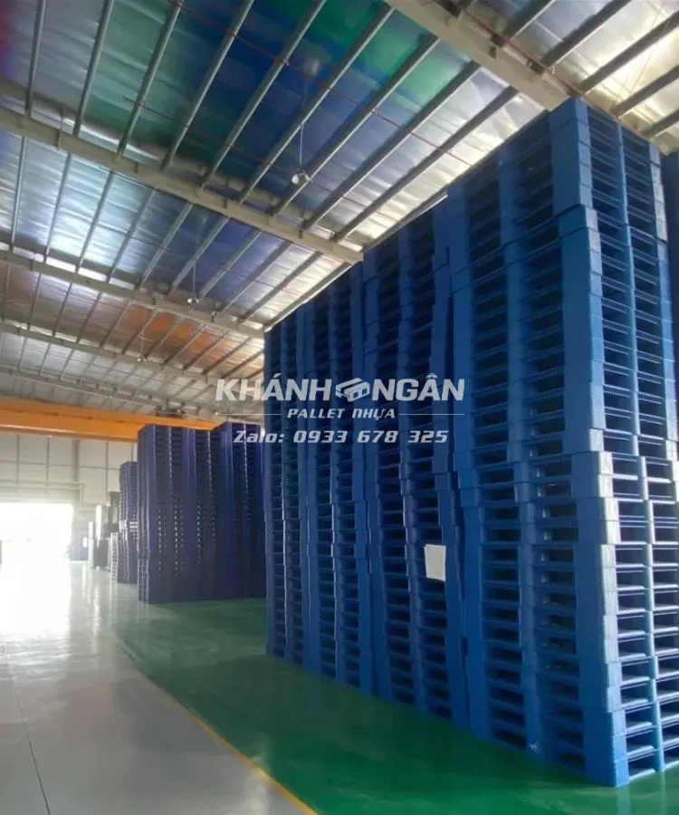 Ứng dụng của pallet nhựa - dùng để kê hàng, vận chuyển hàng hoá
