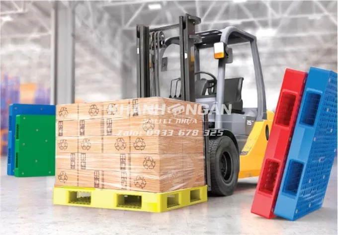 Ứng dụng của pallet nhựa - dùng để kê hàng, vận chuyển hàng hoá