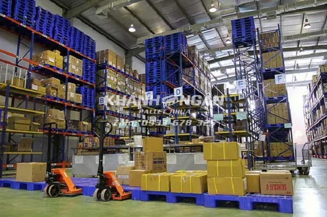Ứng dụng của pallet nhựa - dùng để kê hàng, vận chuyển hàng hoá