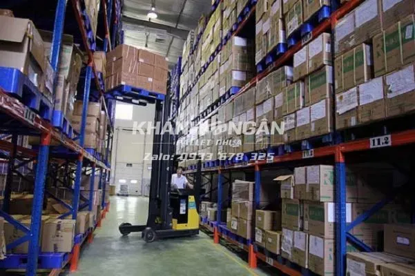 Ứng dụng của pallet nhựa - dùng để kê hàng, vận chuyển hàng hoá