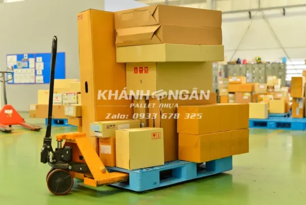 Ứng dụng của pallet nhựa - dùng để kê hàng, vận chuyển hàng hoá