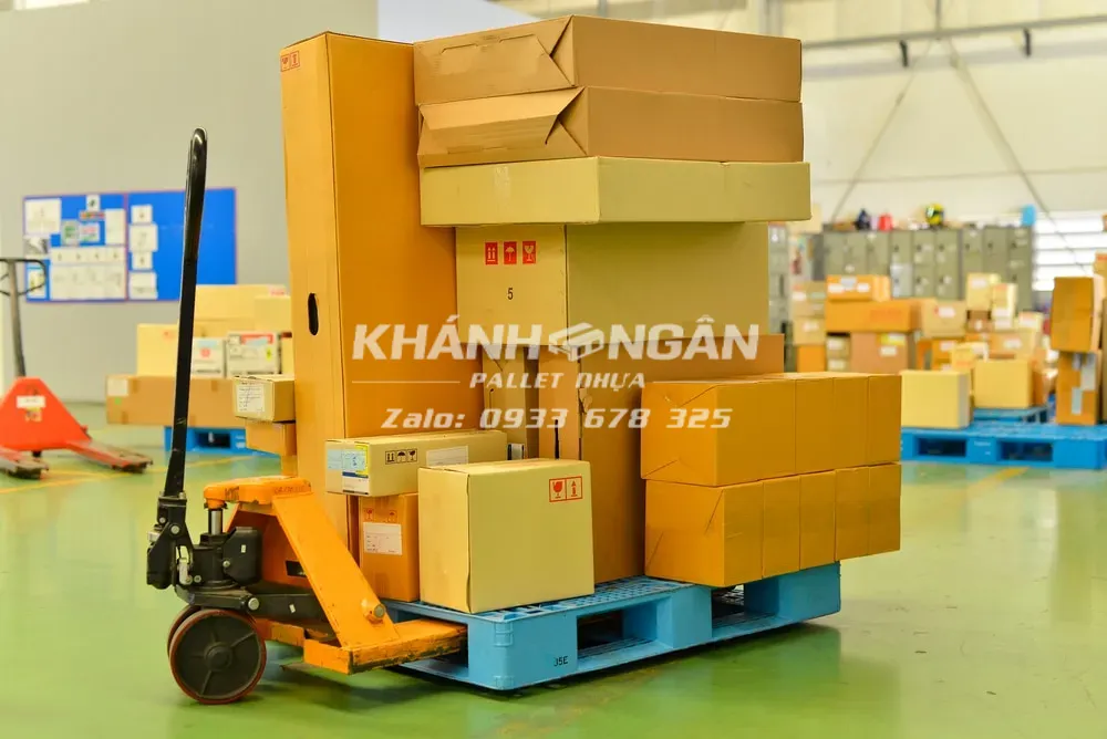 Ứng dụng của pallet nhựa - dùng để kê hàng, vận chuyển hàng hoá