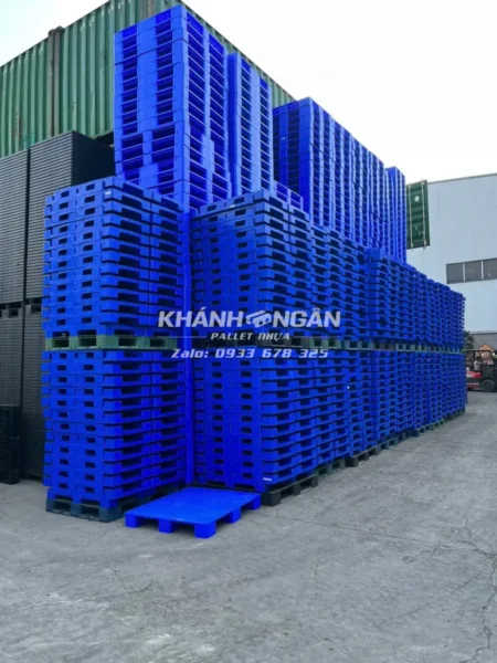 Ứng dụng của pallet nhựa - dùng để kê hàng, vận chuyển hàng hoá