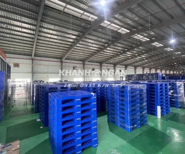 Ứng dụng của pallet nhựa - dùng để kê hàng, vận chuyển hàng hoá