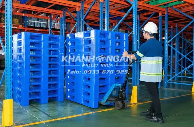 Ứng dụng của pallet nhựa - dùng để kê hàng, vận chuyển hàng hoá