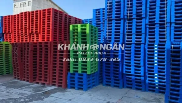 Ứng dụng của pallet nhựa - dùng để kê hàng, vận chuyển hàng hoá