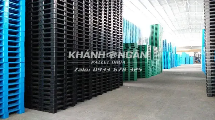 Ứng dụng của pallet nhựa - dùng để kê hàng, vận chuyển hàng hoá