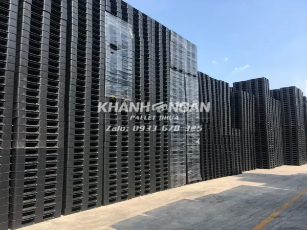 Ứng dụng của pallet nhựa - dùng để kê hàng, vận chuyển hàng hoá