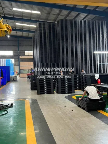 Ứng dụng của pallet nhựa - dùng để kê hàng, vận chuyển hàng hoá